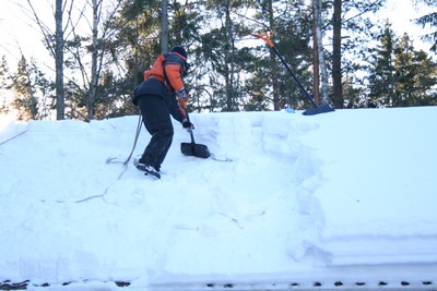 Lumimies turvaköysissä