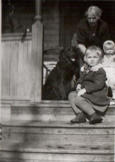 Minä ja tuntemattomat Lauttasaaressa n. 3 vuotiaana
