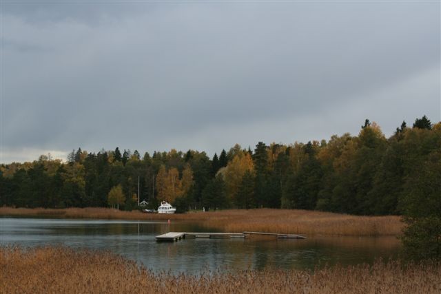 Uimarannan laituri osittain veden alla